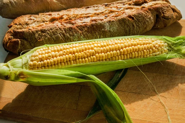 Кукурузный Хлеб Хрустящей Корочкой Деревянной Поверхности Хлеб Варианты — стоковое фото