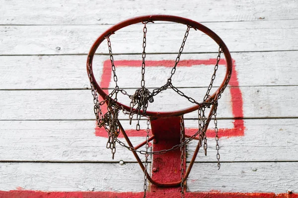 Ukrayna Spor Sahasında Metal Örgü Ile Eski Basketbol Ring — Stok fotoğraf