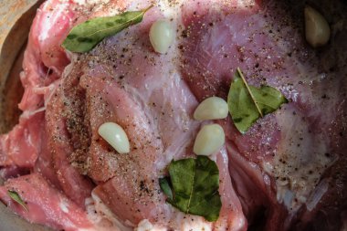  Tuz, biber, sarımsak ve defne yaprağı ile marine jambon parçası. Yakın çekim.