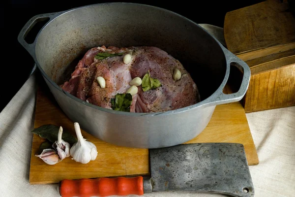 Stuk Rauw Vlees Met Specerijen Een Ketel Buurt Van Ketel — Stockfoto