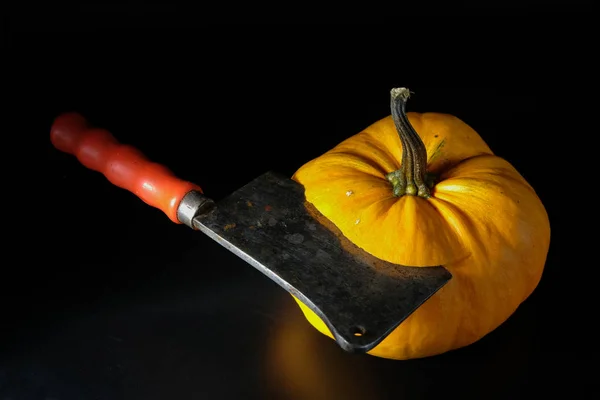 Cortar Abóbora Para Halloween Abóbora Amarela Faca Com Alça Vermelha — Fotografia de Stock