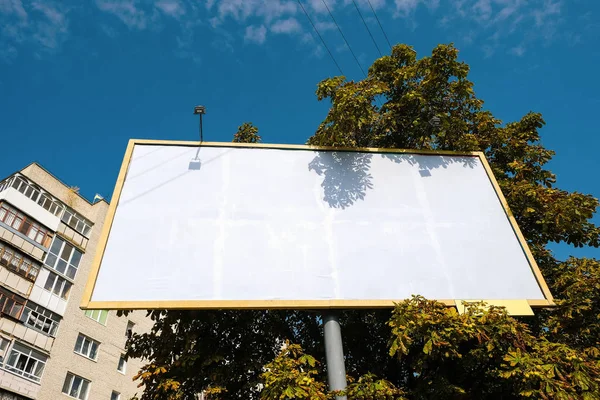 Ukrayna'da cityscape arka plan billboard. Alt görünüm.