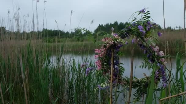 Ein Kranz Aus Bunten Wildblumen Wiegt Sich Wind Waldsee Einem — Stockvideo