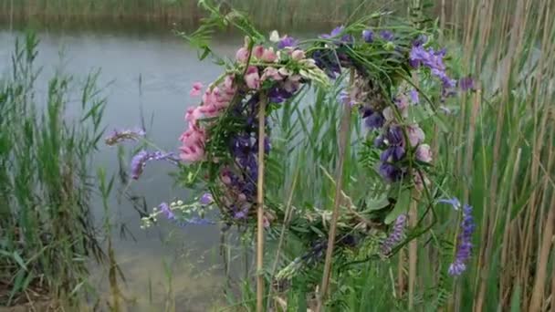 Kranz Aus Bunten Wind Schwankenden Wildblumen Auf Einem Wassergrund Bewölkter — Stockvideo