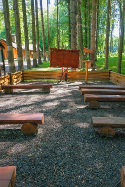 Ukrayna 'da bir parkta tahta tahtalı ve sıralı bir sınıf. Dışarıdan eğitim alıyormuş. Dikey görüntü. Boşluğu kopyala.