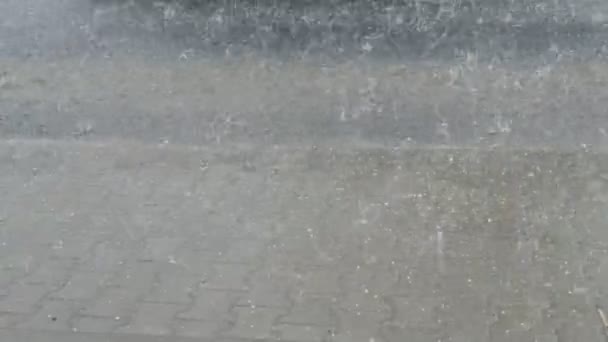 雹と雷雨 歩道と道路の断片 車の水の流れを切断するホイール 歩道の水が噴き出す — ストック動画