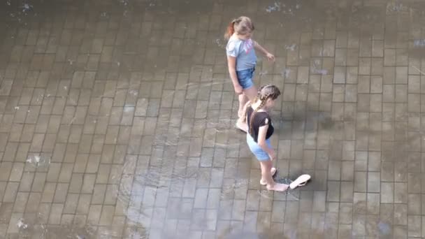 Lutsk Région Volyn Ukraine Juin 2020 Deux Filles Aux Pieds — Video