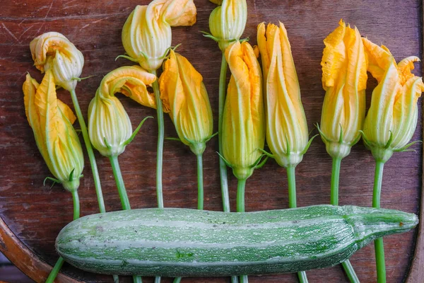 Abobrinha Fresca Suas Flores Uma Superfície Madeira Conceito Alimentação Saudável — Fotografia de Stock