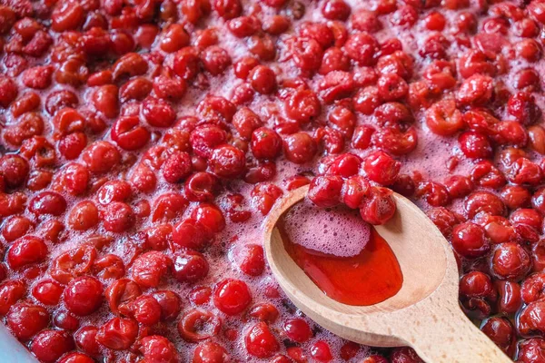 Pozadí Čerstvě Vypeckovaných Třešní Vonící Třešeň Džusu Marmeládu Dřevěné Lžíci — Stock fotografie