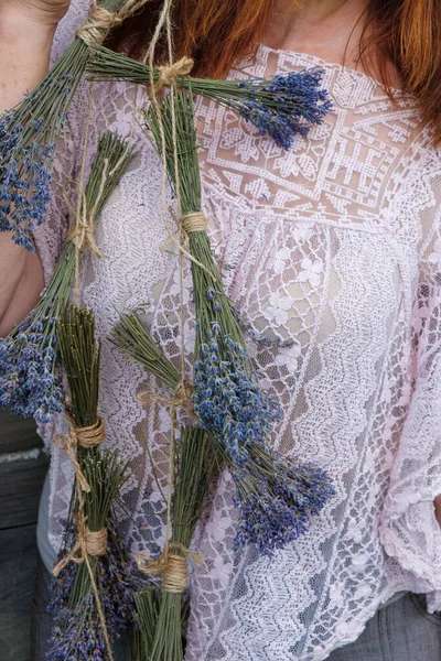 Lavendelsträuße Auf Einer Rosa Durchbrochenen Damenbluse Weiblicher Körperteil Vertikales Bild — Stockfoto