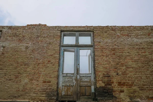 Alte Holztür Mit Glas Einer Ziegelwand Vor Grauem Himmel Ausgang — Stockfoto