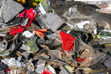 Yolun kenarındaki bir kazadan sonra bir araba ya da motosiklet enkazı. Volyn, Ukrayna.