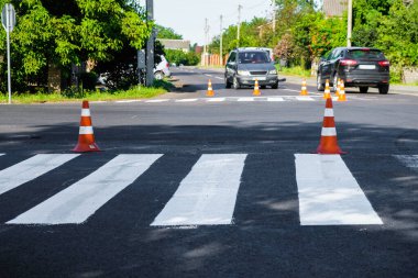 Lutsk, Volyn, Ukrayna 'daki bir kavşakta yaya geçidini gösteriyor. Yol konileri.