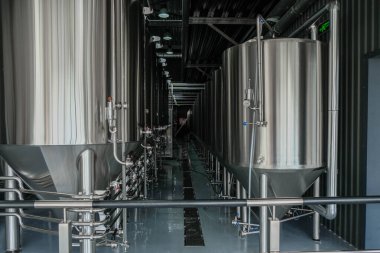 Modern bir bira fabrikasında metal tank hatları. Fermantasyon.