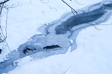 Donmuş akıntı. Su üzerinde buz kristalleri.