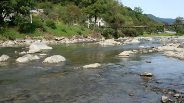 Río Tisza Negro Pueblo Kvasy Región Zakarpattia Ucrania Puente Suspendido — Vídeos de Stock