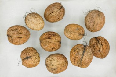 Cevizler beyaz kağıda dökülüyor. Seçici odak.