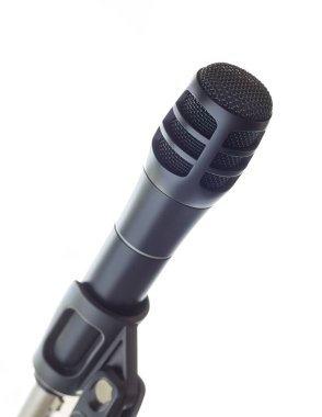 Bir şık siyah mikrofon açık beyaz boşluk önünde bir stand.