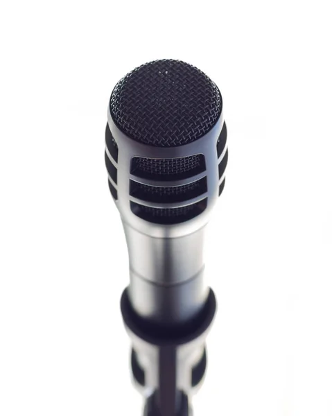 Elegante Microfone Preto Estande Frente Espaço Branco Aberto — Fotografia de Stock