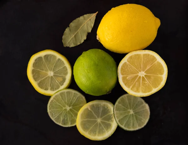 Freshly Sliced Lemons Limes Decoritively Displayed Black Background — Stock Photo, Image