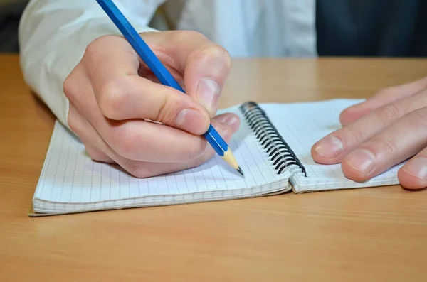 Mão Homem Uma Camisa Branca Escreve Texto Com Pensil Azul — Fotografia de Stock