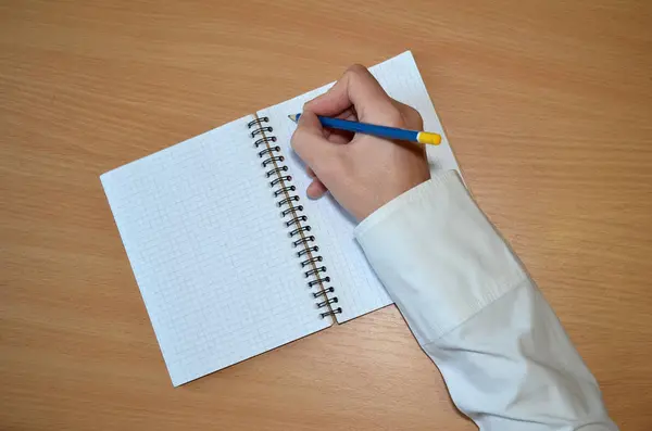 Mão Homem Uma Camisa Branca Escreve Texto Com Uma Caneta — Fotografia de Stock