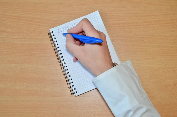 Mano Hombre Con Una Camisa Blanca Escribe Texto Prescripción Con — Foto de Stock