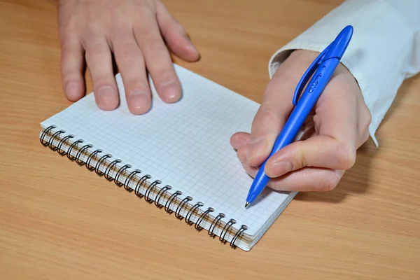 Mano Izquierda Hombre Con Una Camisa Blanca Escribe Texto Con — Foto de Stock