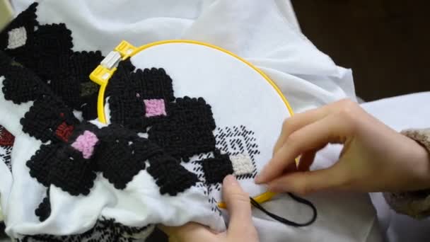 Жінка Embroiders Від Руки Української Вишивки Білої Тканини Чорним Вовняними — стокове відео