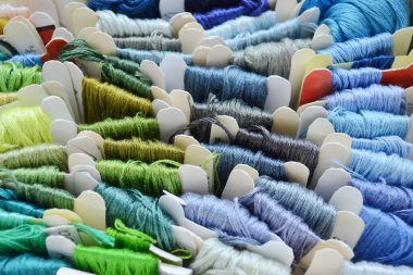 Nakış ve dikiş için soğuk renkler renkli iş parçacığı skeins