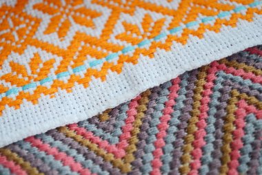 Turuncu, pembe ve mavi farklı desenleri nakış beyaz kumaş üzerinde