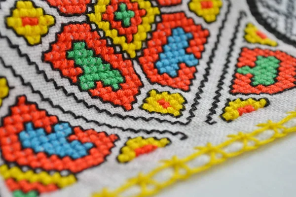 Beyaz kumaş nakış çok renkli geometrik desen