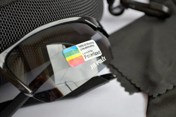 Σύνολο για την πώληση του αθλητισμού μαύρα γυαλιά ηλίου με φωτοχρωμική και πόλευση εφέ, κοντινό πλάνο — Φωτογραφία Αρχείου