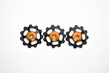 Renk silindirleri, siyah, altın dişliler için bisiklet arka vites değiştirici orta beyaz bir arka planda izole, boşaltmak ile