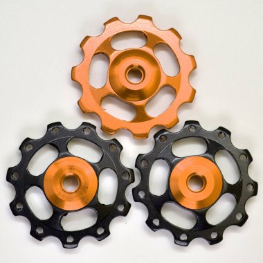 Beyaz bir arka planda Bisiklet arka vites değiştirici için üç renk silindirleri, siyah, altın vites