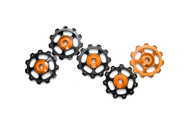 Renk silindirleri, siyah, altın dişli Bisiklet arka vites değiştirici beyaz arka planda izole