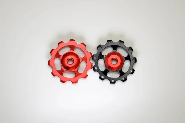 Rouleaux noirs et rouges, engrenage pour dérailleur arrière de vélo sur fond blanc — Photo