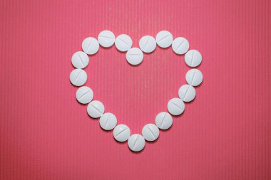 Çok çizgili pembe kalp şeklinde Strip'te bölme ile beyaz düzgün dışbükey Tablet