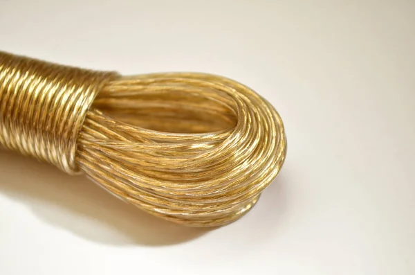 Rope gebonden in een lus op een witte achtergrond close-up, concept tegen zelfmoord — Stockfoto