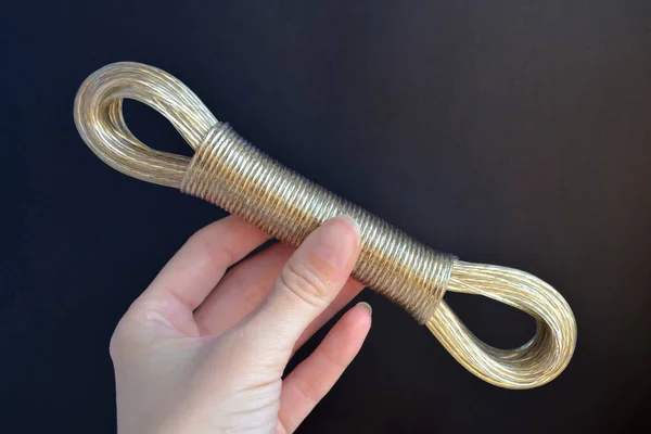 Corda legata in un loop su uno sfondo nero nella mano di una donna, concetto contro il suicidio — Foto Stock