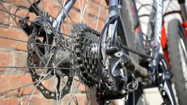 新的盒式磁带与齿轮和链在旧的灰色自行车后轮 新的传输 — 图库视频影像