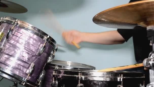 Batterista che suona su drum set con puprple drum e piatti, suonando con bastoni — Video Stock