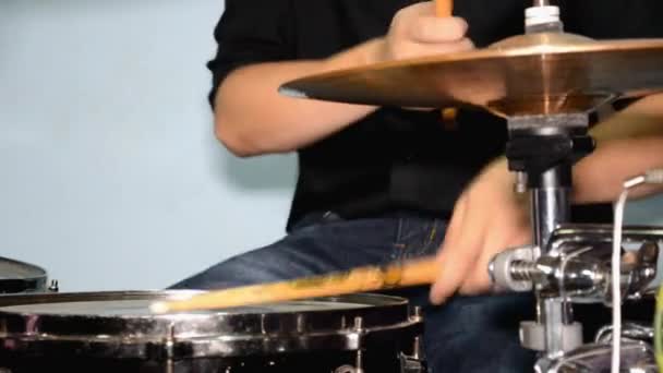 Davulcu davul ve Cymbals ile set davul oynarken, sopa ile oynuyor — Stok video