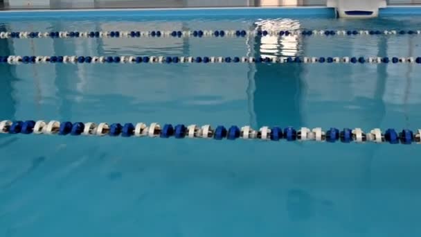 Moderní bazén s modrou vodou, pohled na vodní hladinu a filtraci — Stock video