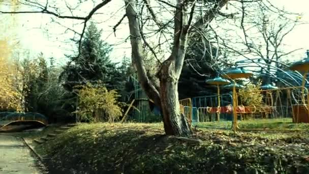 Atracciones coloridas abandonadas en el viejo parque — Vídeos de Stock