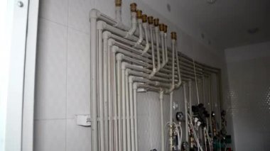 Metre ile bir apartman binasında su için plastik borular paralel kablolama