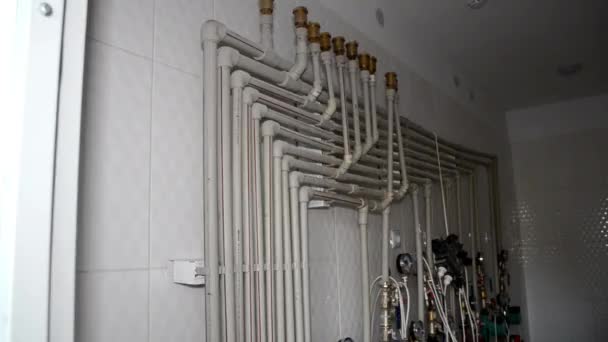 Cableado paralelo de tuberías de plástico para agua en un edificio de apartamentos con metros — Vídeos de Stock