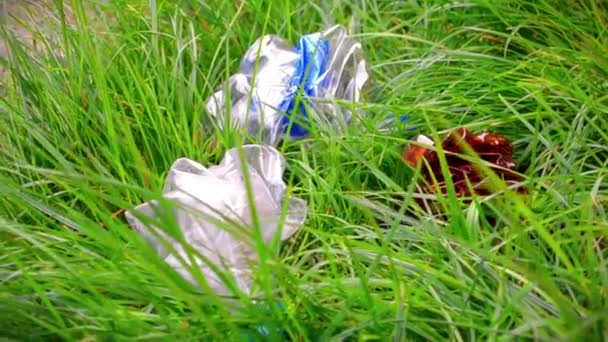 Plastflaskor Sopor Ligger Gräset Begreppet Förorening Planeten Ljusa Färger — Stockvideo
