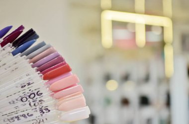 Bulanık ampuller ve aynalar bir arka plan karşı, siyah ışık jel cila renk örnekleri ile Palet