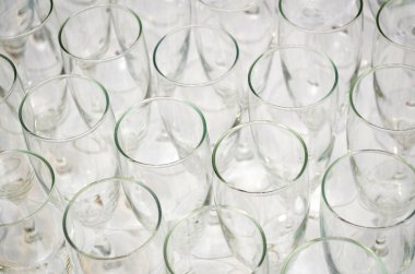 Şarap veya şampanya için boş bardaklar masada, üst teki yakından bak.